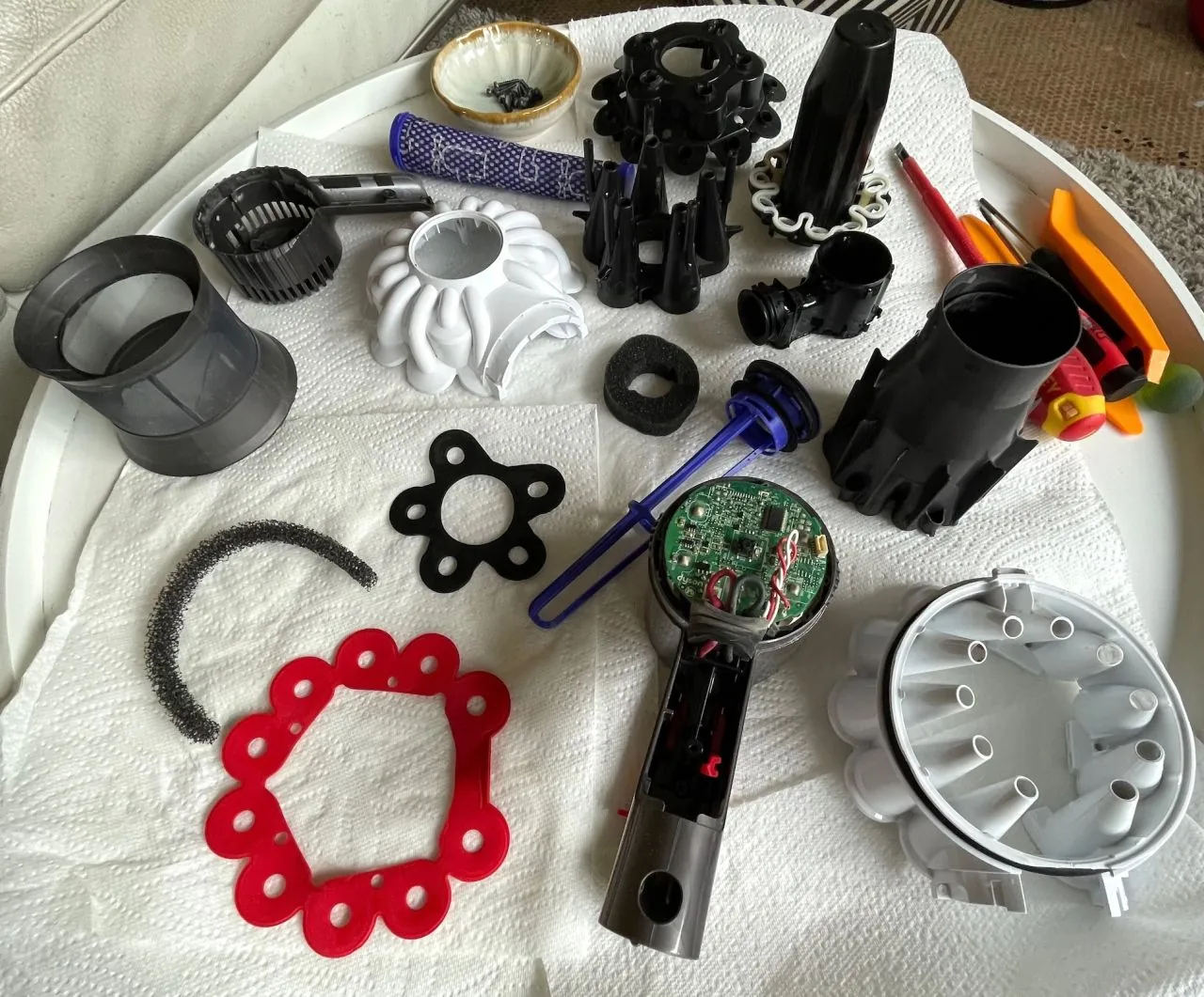Taking apart a Dyson V6
